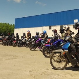 Conductores de motos registrados en Uber tuvieron un taller teórico-práctico en el Mouras