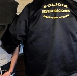 Exigían veinte mil dólares para dejar colocar cartelería publicitaria: terminaron presos