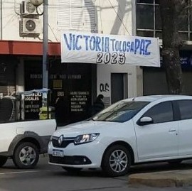 La "Campaña que no es" en La Plata: aparecieron carteles y la protagonista salió a desacreditarlos