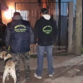 Para desbaratar a una banda narco en La Plata, la policía llegó oculta en un camión volcador