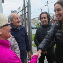 La gobernadora Vidal "timbreó" en Mar del Plata y reconoció que la gente "no la está pasando bien"