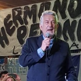 En La Plata, el gobernador puntano Alberto Rodríguez Saá jugó de local: reunió a más de mil personas