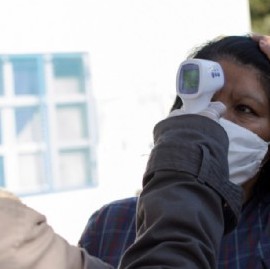 La Plata: en Arana, referentes sociales tomaron temperatura a vecinos e hicieron desinfección