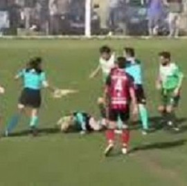 Salvaje y cobarde: un jugador de fútbol fue detenido tras pegarle de atrás a una árbitra