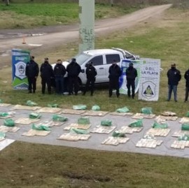 En Brandsen quisieron identificarlo y volcó en La Plata: en la camioneta había 625 Kg de  marihuana