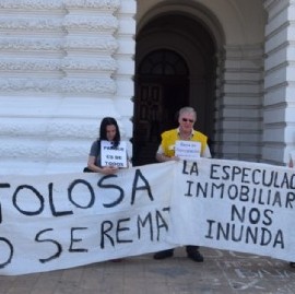 Integrantes de la Asamblea de Inundados Tolosa llevaron su reclamo al Palacio Municipal de La Plata