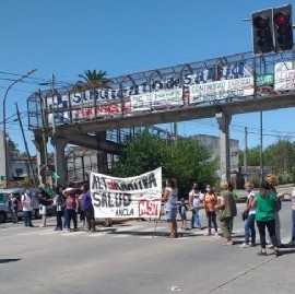 "Los invisibles de la Pandemia": protesta en apoyo a enfermeras y enfermeros despedidos  en La Plata