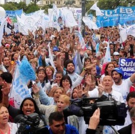 Los docentes no quieren aumentos por decreto, los quieren a través de paritarias