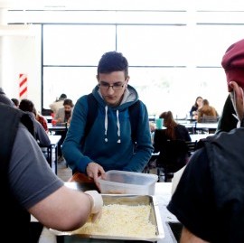 La Universidad Nacional de La Plata pone en marcha el turno noche del Comedor Universitario