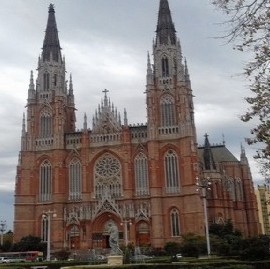 Apuran el vallado en la Catedral de La Plata: temen incidentes por el Encuentro Nacional de Mujeres