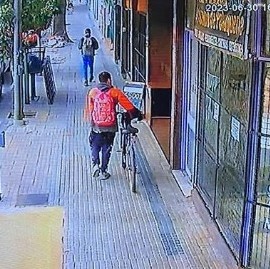 Pasó, vio y robó: así de fácil actuó un ladrón en la puerta de un edificio de La Plata