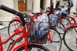 La Universidad Nacional de La Plata entregó bicicletas a sus estudiantes