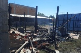 La Plata: una familia perdió su casa en un incendio y piden ayuda urgente