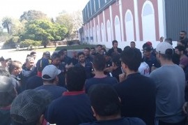 De manera sorpresiva y violenta, desalojaron la papelera Kimberly Clark tomada por trabajadores