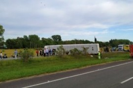 Tragedia en la Ruta 2 a la altura de Lezama: volcó un micro con estudiantes y hay fallecidos