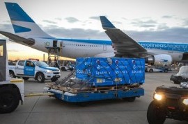 Llegó el avión que trajo el primer lote del principio activo para producir la vacuna Sputnik V