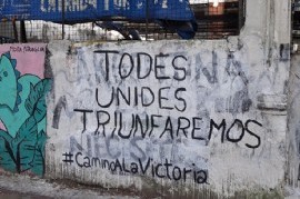 A juzgar por las pintadas, ¿Empiezan a cantar la marcha así: "Les muchaches peronistas…"?