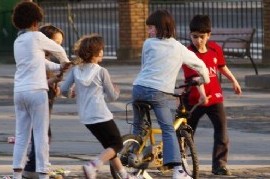 La Plata: concejal propone cortar calles los días domingo para que niñas y niños puedan recrearse