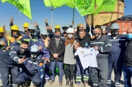 En medio de la fuerte interna, el gobernador Kicillof se mostró con un sector de la UOCRA La Plata