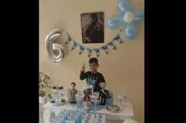 Se hizo viral el video de un niño que festejó su cumpleaños con cotillón peronista y sin amigos