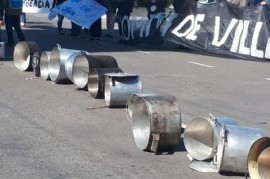 Ollas Vacías de los Comités Populares frente al Palacio Municipal de La Plata