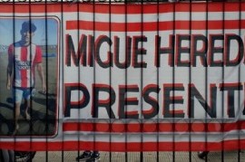 Familiares y amigos de Miguel Heredia reclamaron justicia frente al edificio ministerial de La Plata