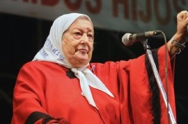 Como si fuera del Gobierno, Hebe de Bonafini pidió "perdón de rodillas" por el acuerdo con el FMI