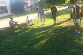La Plata: se juntan en la plaza, vecinos denuncian; llega la Policía, los reta y se va. Pero vuelven