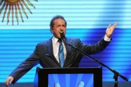 "Lo pedís, lo tenés": con "Volver al Futuro", Scioli le dio el gusto a un docente habitué de Twitter