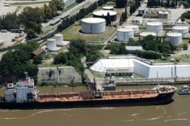 La industria naval denuncia a YPF por irregularidades en el transporte fluvial de combustibles