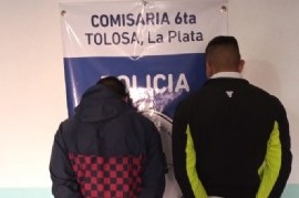 Iban zigzagueando con la moto y llamaron la atención de la Policía: llevaban marihuana