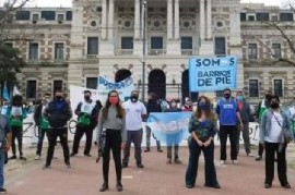 Respaldo a Kicillof del Movimiento Barrios de Pie: hicieron un abrazo al edificio de Gobernación