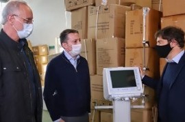 En Ensenada, el gobernador Kicillof le entregó respiradores al intendente de Esteban Echeverría