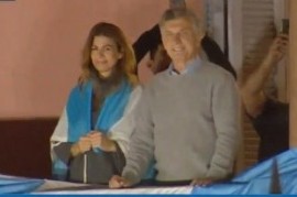 Ante una multitud que se pronunció por su reelección, el presidente Macri saludó desde Casa Rosada