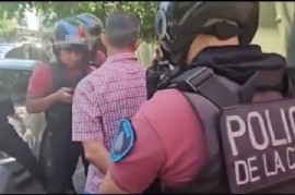 Detienen al hombre que le arrojó una botella al presidente Milei