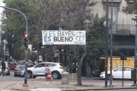 Con juego de palabras y logo de reconocido laboratorio, un candidato busca instalarse en La Plata