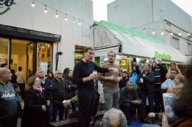 Berazategui: Diego Santilli siguió su campaña visitando a vecinos y comerciantes del centro