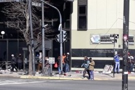 Volvieron recargados: vendedores ambulantes y "arbolitos" de La Plata coparon las veredas del centro
