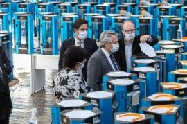 El presidente Fernández fue al Museo Malvinas y Educ.Ar, donde fabrican máscaras por  el coronavirus