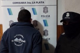 Un hombre atacó a su esposa con golpes de puño y patadas: fue detenido en Los Hornos