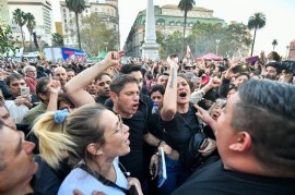 Axel Kicillof en la marcha por la Universidad Pública: "La educación no se vende, se defiende"