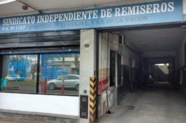 Acusan a funcionarios municipales de La Plata de "robarle habilitaciones en la cara" a los remiseros