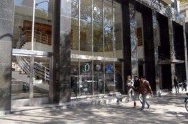 VIDEO: Tremenda fuga de agua frente al Colegio de Abogados de La Plata