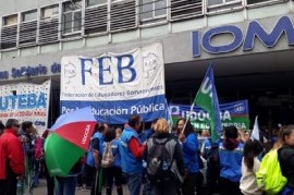VIDEO: Gremios docentes reclamaron frente a la sede de IOMA en La Plata