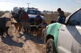 Cazadores cazados y llevados a la comisaría con sus perros galgos