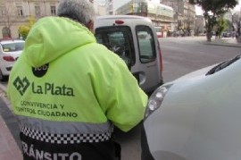 VIDEO: Policía bonaerense debe intervenir a funcionarios de tránsito que circulan en coche "vencido"