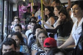 Un clásico: no hay trenes, y el servicio de colectivos está colapsado