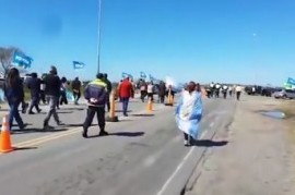 General Lavalle: propietarios de casas en la costa bonaerense cortaron la Ruta 11