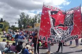Organizaciones sociales concentraron frente a hipermercado en protesta por la falta de trabajo