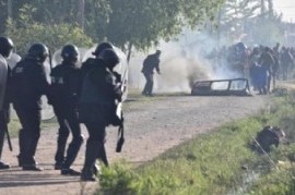 "Cuando asistas sin inmutarte a un desalojo ya formas parte del enemigo"